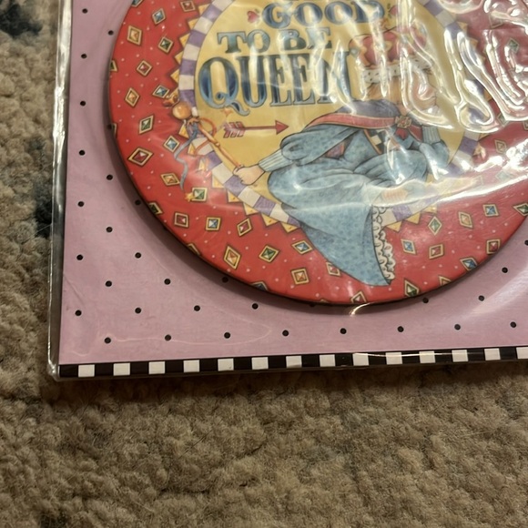 Mary Engelbreit Red Vintage-Inspired Magnet - It’s Good To Be Queen - Picture 4 of 6